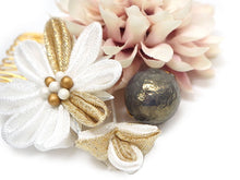 画像をギャラリービューアに読み込む, 髪飾り マム ダリア つまみ細工 パール ホワイト ゴールド ピンク 菊 浴衣・着物・振袖まで使えるヘアアクセサリー