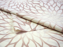 画像をギャラリービューアに読み込む, 洗える着物 反物のみ ポリエステル レディース 女性 小紋 着物 淡いベージュ×ピンクベージュ地貉菊柄 袷・単衣の着物にも羽織・コートにもお仕立て可能