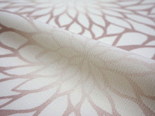 画像をギャラリービューアに読み込む, 洗える着物 反物のみ ポリエステル レディース 女性 小紋 着物 淡いベージュ×ピンクベージュ地貉菊柄 袷・単衣の着物にも羽織・コートにもお仕立て可能