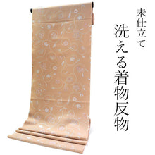 画像をギャラリービューアに読み込む, 洗える着物 反物のみ ポリエステル レディース 女性 小紋 着物 薄オレンジ地更紗柄 袷・単衣の着物にも羽織・コートにもお仕立て可能