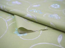 画像をギャラリービューアに読み込む, 洗える着物 反物のみ ポリエステル レディース 女性 小紋 着物 薄グリーン地更紗柄 袷・単衣の着物にも羽織・コートにもお仕立て可能