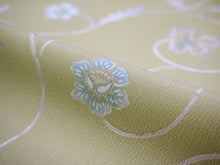 画像をギャラリービューアに読み込む, 洗える着物 反物のみ ポリエステル レディース 女性 小紋 着物 薄グリーン地更紗柄 袷・単衣の着物にも羽織・コートにもお仕立て可能