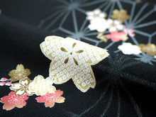 画像をギャラリービューアに読み込む, 洗える着物 反物のみ ポリエステル レディース 女性 小紋 着物 黒地破れ麻の葉に桜柄 袷・単衣の着物にも羽織・コートにもお仕立て可能