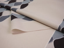画像をギャラリービューアに読み込む, 洗える着物 反物のみ ポリエステル レディース 女性 小紋 着物 淡いベージュ地立涌チャック柄 袷・単衣の着物にも羽織・コートにもお仕立て可能