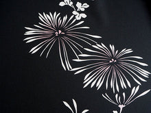 画像をギャラリービューアに読み込む, 洗える着物 反物のみ ポリエステル レディース 女性 小紋 着物 黒地菊柄 袷・単衣の着物にも羽織・コートにもお仕立て可能