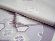 画像をギャラリービューアに読み込む, 洗える着物 反物のみ ポリエステル レディース 女性 小紋 着物 淡いローズグレー地縞に雪輪柄 袷・単衣の着物にも羽織・コートにもお仕立て可能