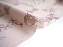 画像をギャラリービューアに読み込む, 洗える着物 反物のみ ポリエステル レディース 女性 小紋 着物 薄ピンクベージュ地市松に花柄 袷・単衣の着物にも羽織・コートにもお仕立て可能