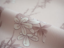 画像をギャラリービューアに読み込む, 洗える着物 反物のみ ポリエステル レディース 女性 小紋 着物 薄ピンクベージュ地市松に花柄 袷・単衣の着物にも羽織・コートにもお仕立て可能