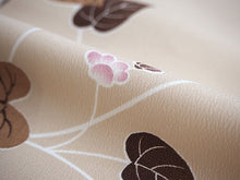 画像をギャラリービューアに読み込む, 洗える着物 反物のみ ポリエステル レディース 女性 小紋 着物 ベージュ地すみれ柄 袷・単衣の着物にも羽織・コートにもお仕立て可能