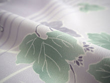 画像をギャラリービューアに読み込む, 洗える着物 反物のみ ポリエステル レディース 女性 小紋 着物 薄パープルグレー地縞にツタ柄 袷・単衣の着物にも羽織・コートにもお仕立て可能