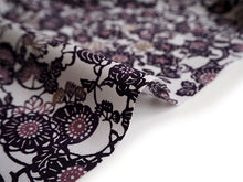 画像をギャラリービューアに読み込む, 洗える着物 反物のみ ポリエステル レディース 女性 小紋 着物 淡いグレー地渋紫紅型風花柄 袷・単衣の着物にも羽織・コートにもお仕立て可能