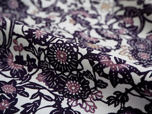 画像をギャラリービューアに読み込む, 洗える着物 反物のみ ポリエステル レディース 女性 小紋 着物 淡いグレー地渋紫紅型風花柄 袷・単衣の着物にも羽織・コートにもお仕立て可能