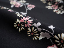 画像をギャラリービューアに読み込む, 洗える着物 反物のみ ポリエステル レディース 女性 小紋 着物 黒地菊柄 袷・単衣の着物にも羽織・コートにもお仕立て可能