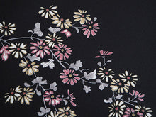 画像をギャラリービューアに読み込む, 洗える着物 反物のみ ポリエステル レディース 女性 小紋 着物 黒地菊柄 袷・単衣の着物にも羽織・コートにもお仕立て可能