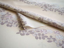 画像をギャラリービューアに読み込む, 洗える着物 反物のみ ポリエステル レディース 女性 小紋 着物 薄ベージュ地シロツメクサ柄 袷・単衣の着物にも羽織・コートにもお仕立て可能
