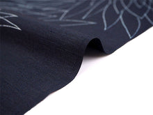 画像をギャラリービューアに読み込む, 雨コート 反物のみ 着物用 レインコート ポリエステル レディース 女性 黒地大輪菊柄 道中着・道行・二部式などの雨コートに 撥水加工済み