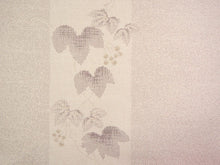 画像をギャラリービューアに読み込む, 雨コート 反物のみ 着物用 レインコート ポリエステル レディース 女性 薄グレーベージュ地縞に葡萄柄 道中着・道行・二部式などの雨コートに 撥水加工済み