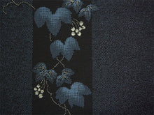 画像をギャラリービューアに読み込む, 雨コート 反物のみ 着物用 レインコート ポリエステル レディース 女性 黒×紺地縞に葡萄柄 道中着・道行・二部式などの雨コートに 撥水加工済み