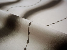 画像をギャラリービューアに読み込む, 雨コート 反物のみ 着物用 レインコート ポリエステル レディース 女性 淡いグレーベージュ地よろけ縞柄 道中着・道行・二部式などの雨コートに 撥水加工済み