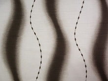 画像をギャラリービューアに読み込む, 雨コート 反物のみ 着物用 レインコート ポリエステル レディース 女性 淡いグレーベージュ地よろけ縞柄 道中着・道行・二部式などの雨コートに 撥水加工済み