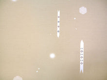 画像をギャラリービューアに読み込む, 雨コート 反物のみ 着物用 レインコート ポリエステル レディース 女性 ベージュ地雪輪に絣柄 道中着・道行・二部式などの雨コートに 撥水加工済み