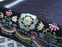 画像をギャラリービューアに読み込む, 名古屋帯 単品 正絹 九寸 黒×紫ぼかし 花 レース 刺繍 なごや帯 お太鼓柄 カジュアル 西陣織 川端有限会社謹製 お仕立てをしてお届け