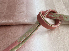 画像をギャラリービューアに読み込む, 帯揚げ 帯締め セット 正絹 ピンクベージュ×ベージュ 縞 唐草 帯あげ ピンク 帯〆 ぼかし 金 高麗 平打ち 訪問着・付け下げ・色無地に合わせて フォーマルシーンに