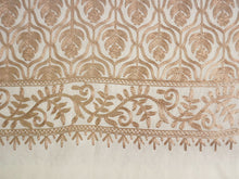 画像をギャラリービューアに読み込む, ストール ライトベージュ地 ブラウン 更紗柄 ウール 刺繍 フリーサイズ 大判 秋冬に さっと羽織るだけで華やか 着物や羽織・コートの上に ギフトにも