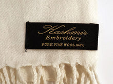 画像をギャラリービューアに読み込む, ストール ライトベージュ地 ブラウン 更紗柄 ウール 刺繍 フリーサイズ 大判 秋冬に さっと羽織るだけで華やか 着物や羽織・コートの上に ギフトにも