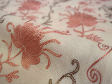 画像をギャラリービューアに読み込む, ストール オフホワイト地 ピンク ブラウン 更紗柄 ウール 刺繍 フリーサイズ 大判 秋冬に さっと羽織るだけで華やか 着物や羽織・コートの上に ギフトにも