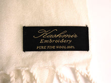 画像をギャラリービューアに読み込む, ストール オフホワイト地 ピンク ブラウン 更紗柄 ウール 刺繍 フリーサイズ 大判 秋冬に さっと羽織るだけで華やか 着物や羽織・コートの上に ギフトにも