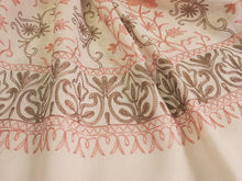 画像をギャラリービューアに読み込む, ストール オフホワイト地 ピンク ブラウン 更紗柄 ウール 刺繍 フリーサイズ 大判 秋冬に さっと羽織るだけで華やか 着物や羽織・コートの上に ギフトにも