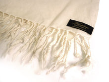 画像をギャラリービューアに読み込む, ストール オフホワイト地 ピンク ブラウン 更紗柄 ウール 刺繍 フリーサイズ 大判 秋冬に さっと羽織るだけで華やか 着物や羽織・コートの上に ギフトにも