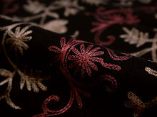 画像をギャラリービューアに読み込む, ストール 黒 赤金 茶金 更紗柄 ウール 刺繍 フリーサイズ 大判 秋冬に さっと羽織るだけで華やか 着物や羽織・コートの上に ギフトにも