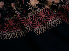 画像をギャラリービューアに読み込む, ストール 黒 赤金 茶金 更紗柄 ウール 刺繍 フリーサイズ 大判 秋冬に さっと羽織るだけで華やか 着物や羽織・コートの上に ギフトにも
