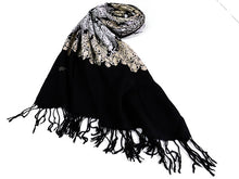 画像をギャラリービューアに読み込む, ストール 黒 金銀 更紗柄 ウール 刺繍 フリーサイズ 大判 秋冬に さっと羽織るだけで華やか 着物や羽織・コートの上に ギフトにも