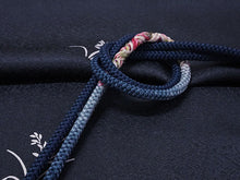 画像をギャラリービューアに読み込む, 帯揚げ 帯締め セット 正絹 カジュアル向き 丸組 墨黒色 鳥 草花 霰地紋 帯あげ ネイビー 帯〆 コーディネートのワンポイントに