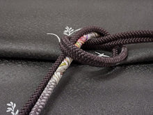 画像をギャラリービューアに読み込む, 帯揚げ 帯締め セット 正絹 カジュアル向き 丸組 グレー 鳥 草花 霰地紋 帯あげ 渋紫 帯〆 コーディネートのワンポイントに