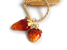 画像をギャラリービューアに読み込む, 根付 いちご 葉 帯周りのオシャレに 揺れてかわいい 着物コーディネートを楽しむ