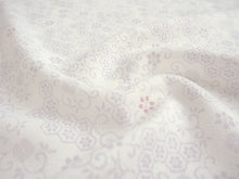 画像をギャラリービューアに読み込む, 東レ洗える着物反物 フルオーダー仕立て付き 小紋 ホワイト 小花 唐草 東レシルック 静電気が起きにくいのに、自宅洗濯OK 袷・単衣着物に