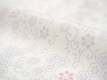 画像をギャラリービューアに読み込む, 東レ洗える着物反物 フルオーダー仕立て付き 小紋 ホワイト 小花 唐草 東レシルック 静電気が起きにくいのに、自宅洗濯OK 袷・単衣着物に