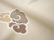 画像をギャラリービューアに読み込む, 洗える着物反物 フルオーダー仕立て付 小紋 薄ベージュ 瑞雲 単衣・袷に 人気の東レシルック モダンでお洒落なkifkifシリーズ