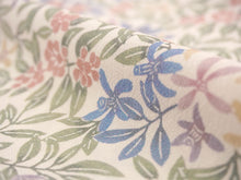 画像をギャラリービューアに読み込む, 洗える帯揚げ モダンで可愛い紅型 オフホワイト地 花 せんだん 沖縄発ブランド・ブランジュジュのお洒落な帯あげ 東レシルジェリーの洗えるポリエステル素材 和装小物 春・秋・冬のカジュアルシーンに