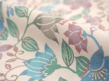 画像をギャラリービューアに読み込む, 洗える帯揚げ モダンで可愛い紅型 オフホワイト地 更紗 琉球更紗 沖縄発ブランド・ブランジュジュのお洒落な帯あげ 東レシルジェリーの洗えるポリエステル素材 和装小物 春・秋・冬のカジュアルシーンに