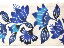 画像をギャラリービューアに読み込む, 絹半幅帯 モダンで可愛い紅型 花 アマゾンリリー ホワイト地 ブルー地 ブルー 便利なリバーシブル 沖縄発ブランド・ブランジュジュのお洒落な半巾帯 レディース カジュアルシーンに