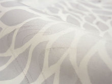 画像をギャラリービューアに読み込む, 雨コート 一部式 道中着衿 オフホワイト 菊 Mサイズ Lサイズ すぐに着られる仕立て上がり 持ち運びに便利なポーチ付き 洗えるポリエステル