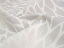 画像をギャラリービューアに読み込む, 雨コート 一部式 道中着衿 オフホワイト 菊 Mサイズ Lサイズ すぐに着られる仕立て上がり 持ち運びに便利なポーチ付き 洗えるポリエステル