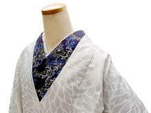 画像をギャラリービューアに読み込む, 雨コート 一部式 道中着衿 オフホワイト 菊 Mサイズ Lサイズ すぐに着られる仕立て上がり 持ち運びに便利なポーチ付き 洗えるポリエステル