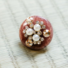 画像をギャラリービューアに読み込む, 帯留 小豆色 パール ビーズ 単品 キラキラ可愛いストーンの帯留め♪ 小紋や洒落着と合わせてカジュアルシーンやパーティに プレゼントにも◎