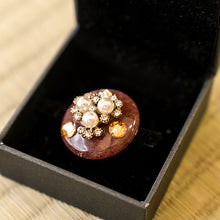 画像をギャラリービューアに読み込む, 帯留 小豆色 パール ビーズ 単品 キラキラ可愛いストーンの帯留め♪ 小紋や洒落着と合わせてカジュアルシーンやパーティに プレゼントにも◎